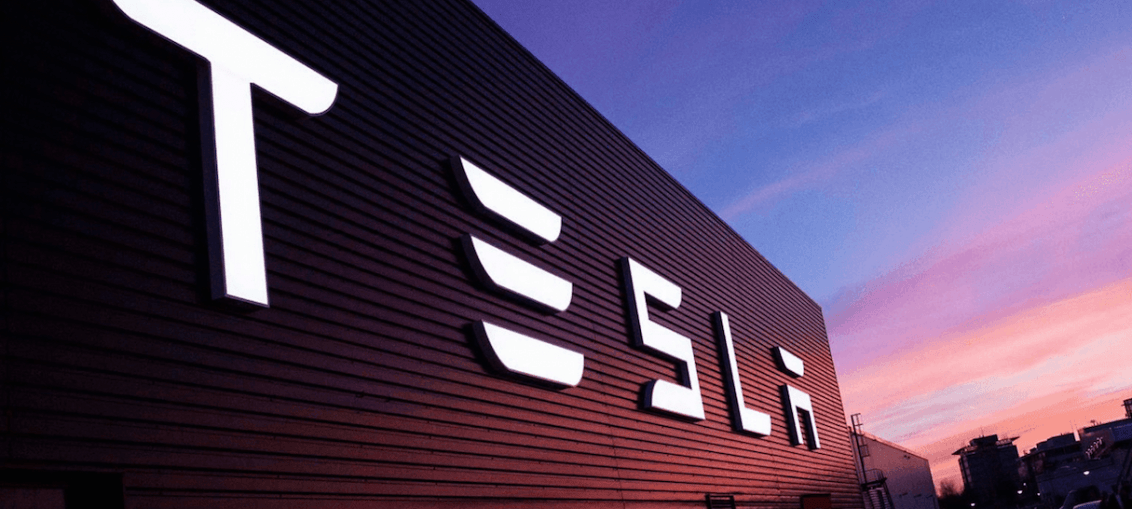Tesla тимчасово закриває завод в Китаї через коронавірус